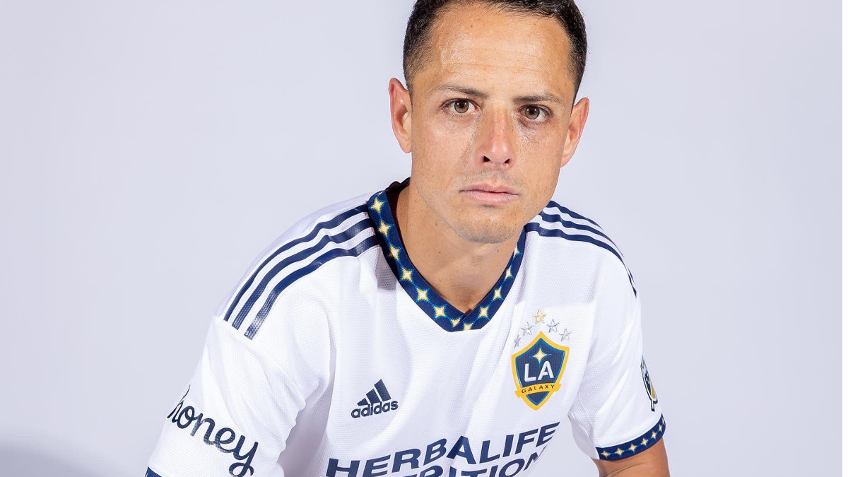 Chicharito Presume El Nuevo Jersey De LA Galaxy
